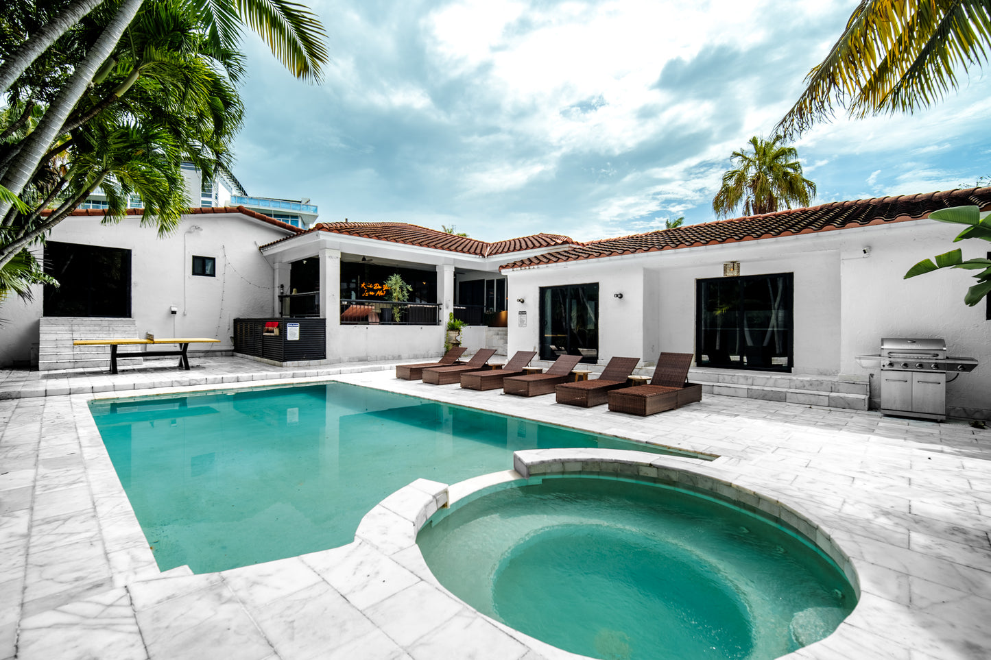 Villa Bond