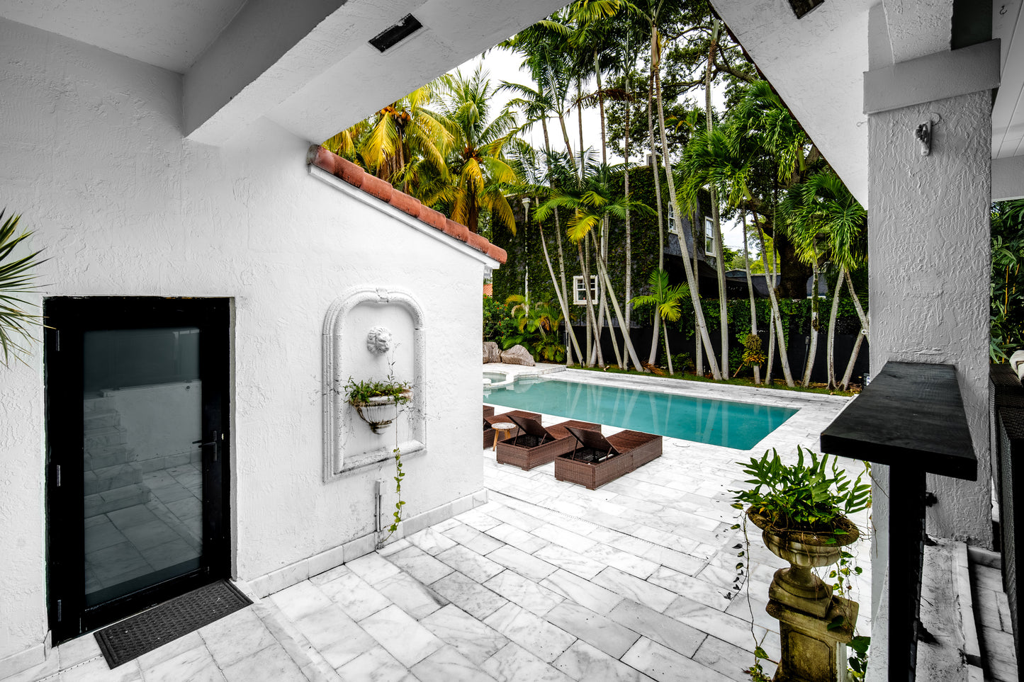 Villa Bond
