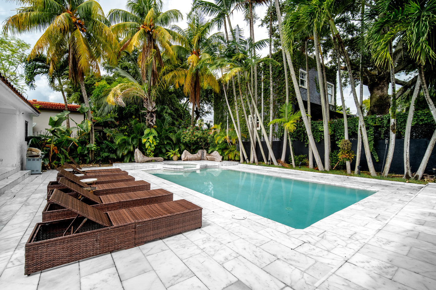 Villa Bond