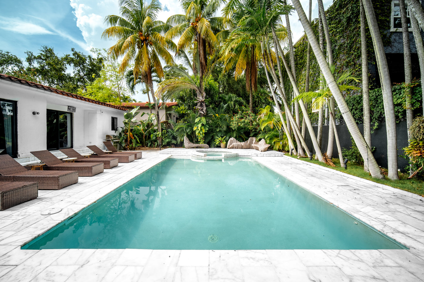 Villa Bond